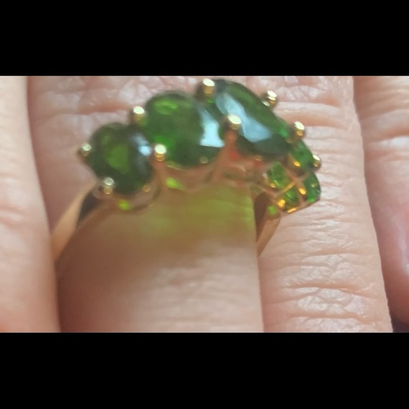 3.95CTW OVAL RUSSIAN CHROME DIOPSIDE 10K YELLOW GOLD GRADUATED 5-STONE RING
SZ 8